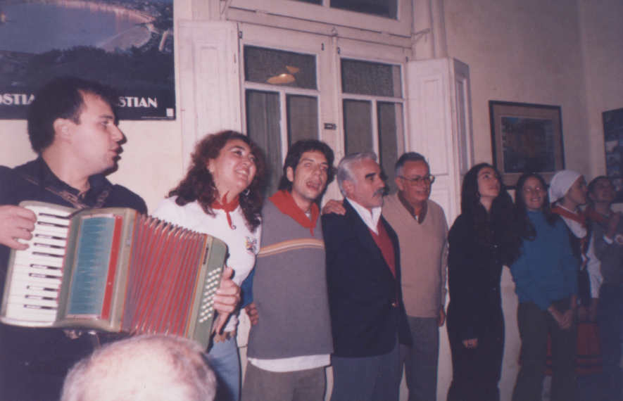 El Coro de la Institucin interpretando -Soy de Santurtze-